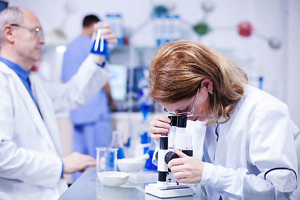 포토 JPG 해외이미지 여자 노년 남자 과학 실내 현미경 실험기구 실험 들기 상반신 성인 옆모습 뒷모습 아웃포커스 세명 실험복 실험실 과학자 플라스크 연구소 해외포토 직업 뷰포인트 모션 촬영기법 사람 내부 가운 학자 파일형식 이미지허브