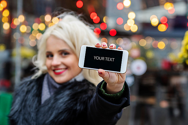 포토 JPG 해외이미지 1 라이프스타일 손 여자 행복 감정 백그라운드 컨셉 크리스마스 겨울 통신 모바일 휴가 새로움 거리 한명 미소 사람 야외 장식 빛 스마트폰 핸드폰 금발 유행 스크린 축제 화환 공백 축하 도시 우아함 야간 소프트포커스 연도 스마트 보케 긍정 빛망울 해외포토 자연요소 헤어스타일 계절 기념일 꽃 촬영기법 표정 생활 신체부위 전자제품 스마트기기 파일형식 이미지허브