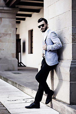 포토 JPG 해외이미지 라이프스타일 헤어스타일 남자 포즈 생각 비즈니스 건축양식 성공 휴식 한명 사람 정장 야외 여름 금융 선글라스 유행 재킷 만남 도시 업무 비즈니스맨 기다림 클래식 우아함 이발 스마트 대학교 박물관 법 경영 구시가지 완벽 정중 스타일 해외포토 1 옷 계절 건축 안경 컨셉 학교 모션 생활 경제 외투 작업 직장인 파일형식 이미지허브