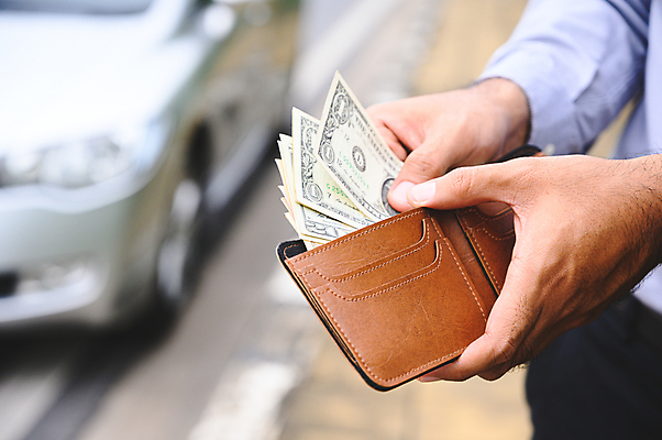 포토 JPG 해외이미지 1 손 종이 지폐 돈 비즈니스 자동차 성공 사람없음 금융 쇼핑 갈색 세일 달러 쪽지 저축 흰색 잡기 오픈 지갑 재산 구매 주머니 가죽 가득함 오브젝트 사인 질감 투자 만들기 결제 계산서 월급 대출 세금 제어 해외포토 육상교통 컬러 컨셉 모션 신체부위 경제 파일형식 이미지허브