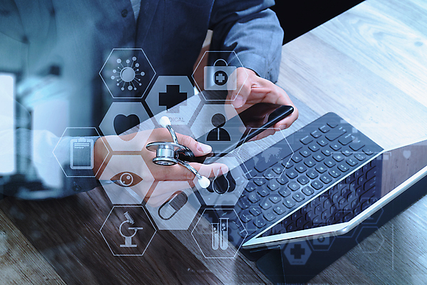 포토 JPG 해외이미지 남자 청진기 건강 한명 들기 사람 상반신 앞모습 치료 태블릿 방 장비 터치 환자 의사 업무 책상 돌봄 성인남자한명만 해외포토 1 뷰포인트 가구 의학 의료기기 모션 전자제품 스마트기기 의료진 작업 남자한명만 성인남자만 파일형식 이미지허브