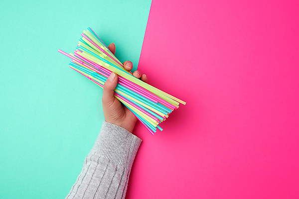 포토 JPG 해외이미지 손 실내 빨대 신체부위 자연보호 잡기 일회용 오브젝트 에코 분홍색배경 제로웨이스트 민트색배경 해외포토 분홍색 백그라운드 모션 자연 사람 내부 환경 그린캠페인 보호 사회이슈 민트색 파일형식 이미지허브