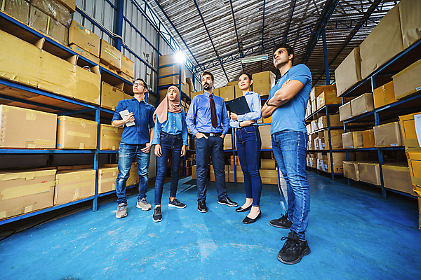 포토 JPG 해외이미지 직업 산업 공장 노동자 함께함 설명 동양인 여러명 화물 가리킴 감독 목표 연결 헬멧 인도인 종업원 창고 동료 상업 비전 패키지 보여주기 골 분배 중소기업 해외포토 외국인 다수 컨셉 회사 공업 관계 모션 사람 인종 손짓 운송업 보호장비 파일형식 이미지허브