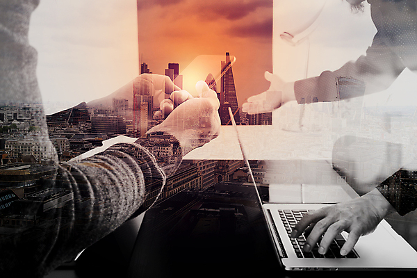 포토 JPG 해외이미지 손 비즈니스 직장 신체부위 노트북 컴퓨터 사무실 키보드 업무 비즈니스맨 네트워크 책상 코워킹스페이스 해외포토 남자 가구 회사 사람 전자제품 작업 직장인 파일형식 공유경제 이미지허브