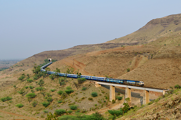 포토 JPG 해외이미지 선 여행 교통시설 자연 하늘 산 사람없음 야외 파란색 빛 금속 트래킹 하이킹 기차 터널 저녁 인도인 언덕 속도 승객 선로 철강 해외포토 외국인 길 육상교통 컬러 교통 재질 레저 대중교통 동양인 야간 시설 생태계 파일형식 이미지허브