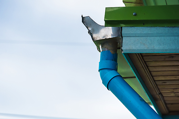 포토 JPG 해외이미지 외관 산업 벽 백그라운드 건축양식 하늘 지붕 새로움 주택 건설업 굴뚝 사람없음 야외 건물 가로 빨간색 물 파란색 금속 흰색 도시 모서리 수리 보호 큼 옥상 타일 묘사 시스템 튜브 배수구 철강 하수 카피스페이스 아연 해외포토 자연요소 건축물 건축 컬러 컨셉 재질 공백 크기 영양소 파일형식 이미지허브