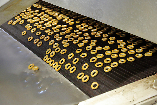 포토 JPG 해외이미지 빵 이동 공장 실내 사람없음 운반 떨어짐 컨베어밸트 해외포토 음식 컨셉 공업 내부 기계 파일형식 이미지허브