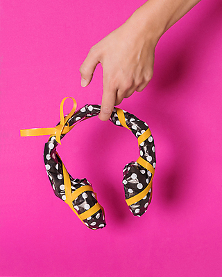 포토 JPG 해외이미지 손 여자 기념일 리본 종이 음악 이어폰 백그라운드 컨셉 크리스마스 포장 휴가 기념 발렌타인데이 선물 사람없음 쇼핑 컬러풀 검은색 헤드폰 소리 장비 축하 인사 잡기 생일 자주색 무선전화기 DJ 오브젝트 전자 오디오 패키지 블랙프라이데이 해외포토 컬러 음향기기 모션 데이이벤트 문화예술 사람 이벤트 신체부위 전자제품 예절 전화기 파일형식 이미지허브