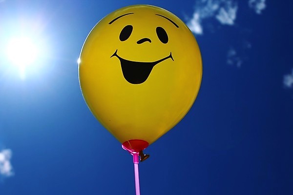 포토 JPG 해외이미지 구름 행복 백그라운드 하늘 미소 사람없음 장식 파티 축하 생일 풍선 헬륨 해외포토 자연요소 기념일 감정 컨셉 표정 이벤트 원소 파일형식 이미지허브