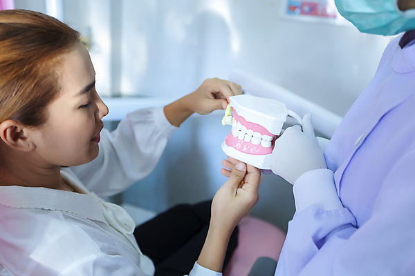 포토 JPG 해외이미지 모델 직업 라이프스타일 교육 딸 행복 얼굴 엄마 아침 건강 치과 한명 미소 사람 부모 약 건강관리 육아 우유 욕실 환자 붓 입 가르침 치아 씻기 칫솔 청소 치과의사 쇼 걸음마 돌봄 시범 위생관리 취침시간 해외포토 주간 1 감정 의학 가족 모션 유제품 표정 병원 관리 생활 신체부위 위생용품 청결 의사 소화기관 파일형식 이미지허브