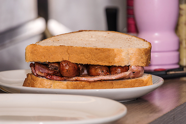 포토 JPG 해외이미지 접시 영어 음식 백그라운드 패스트푸드 샌드위치 육류 돼지고기 사람없음 가로 흰색 뜨거움 소시지 아침식사 속도 롤 머핀 테이크아웃 베이컨 버터 번 해외포토 문자 식기 빵 컬러 식재료 식사 가공식품 인스턴트 파일형식 이미지허브