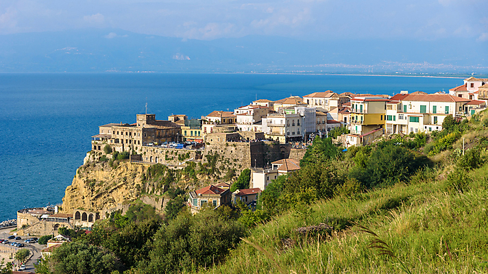 포토 JPG 해외이미지 유럽 바다 여행 백그라운드 건축양식 하늘 지붕 휴가 주택 안테나 파노라마 풍경 사람없음 건물 물 여름 파란색 컬러풀 마을 이탈리아 도시 만 지중해 타운 남쪽 해외포토 자연요소 건축물 계절 건축 나라 컬러 통신 촬영기법 방향 파일형식 이미지허브