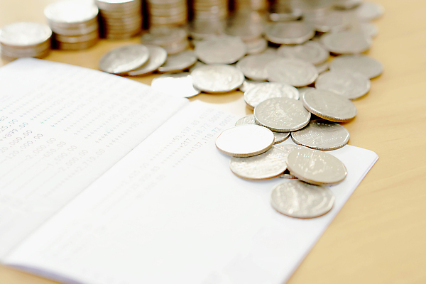 포토 JPG 해외이미지 종이 백그라운드 컨셉 지폐 돈 회사 비즈니스 설계 사람없음 책 가로 금융 경제 동전 행운 변화 시장 구출 좌절 계획 주머니 가난 호기심 주기 가정경제 문서 투자 결제 환율 대출 위기 해외포토 감정 가정 모션 도움 재산 파일형식 이미지허브