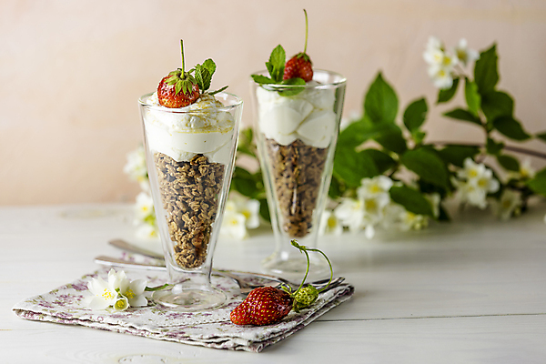 포토 JPG 해외이미지 음료 음식 조각 백그라운드 다이어트 과일 부분 모션 유리 딸기 디저트 건강 식이요법 요리 사람없음 빨간색 초록색 여름 숟가락 식사 우유 흰색 시골 신선 항아리 달콤 아침식사 발사 크림 속도 유기농 느림 동영상 요거트 박테리아 그리스인 내추럴 숙성 스무디 채식주의자 핸드메이드 해외포토 서양인 웰빙 계절 컬러 의학 재질 유제품 수저 도자기 맛 채식 파일형식 이미지허브