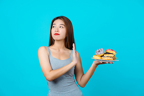 포토 JPG 해외이미지 백인 모델 라이프스타일 응시 여자 감정 아시아 음식 백그라운드 다이어트 디저트 건강 한명 사람 동양인 성인 파란색 컬러풀 우주 케이크 금지 자신감 선택 도넛 달콤 맛 정크푸드 폐기물 설탕 먹기 긍정 의심 고립 적자 카피스페이스 해외포토 서양인 1 시선 나라 컬러 컨셉 모션 인종 생활 공백 쓰레기 파일형식 이미지허브