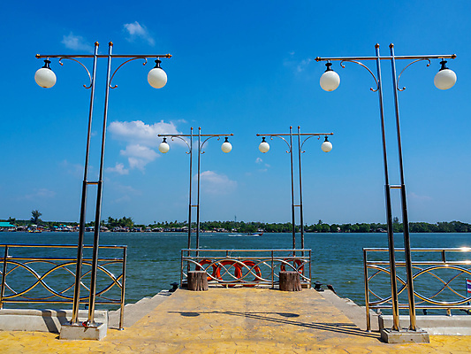 포토 JPG 해외이미지 디자인 아시아 바다 백그라운드 가로등 전구 태국 하늘 거리 안전 동양인 사람없음 야외 파란색 빛 계단 금속 항구 힘 에너지 램프 기둥 도시 원형 보트 큼 철 쌍둥이 지역 봉 포트 타운 옛날 콘크리트 스타일 주도 해외포토 도형 공공시설 건축 나라 컬러 배_교통 가족 교통시설 재질 조명 인종 예절 크기 파일형식 이미지허브