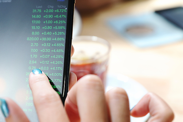 포토 JPG 해외이미지 손 그래프 들기 근접촬영 아웃포커스 신체부위 스마트폰 사무실 잡기 주식 분석 해외포토 뷰포인트 컨셉 비즈니스 모션 촬영기법 사람 금융 핸드폰 스마트기기 파일형식 이미지허브