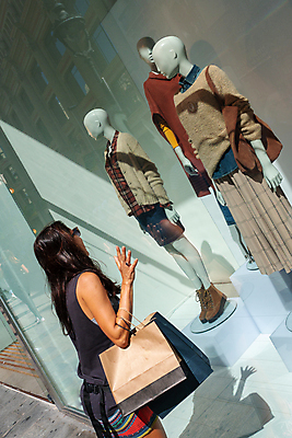 포토 JPG 해외이미지 백인 라이프스타일 옷 여자 행복 청소년 실내 한명 사람 앉기 성인 야외 캐주얼 쇼핑 하이앵글 세일 열광 해외포토 서양인 1 감정 뷰포인트 모션 내부 생활 파일형식 이미지허브