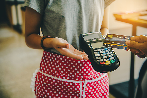 포토 JPG 해외이미지 손 남자 돈 비즈니스 자동차 관리 사람 사람없음 세일 상점 기계 거래 타이핑 잡기 신용카드 암호 구매 플라스틱 고객 계약 서비스 주기 문서 전자 결제 딜러 영수증 소매 계산서 대여 대출 계산원 서류판 임대 자동 해외포토 직업 육상교통 모션 재질 신체부위 금융 경제 쇼핑 사무용품 재산 파일형식 이미지허브