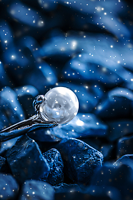 포토 JPG 해외이미지 장신구 실내 사람없음 뷰티 조약돌 반지 화려 우아함 보석 파란배경 진주 해외포토 백그라운드 컨셉 내부 파란색 돌_바위 광석 파일형식 이미지허브