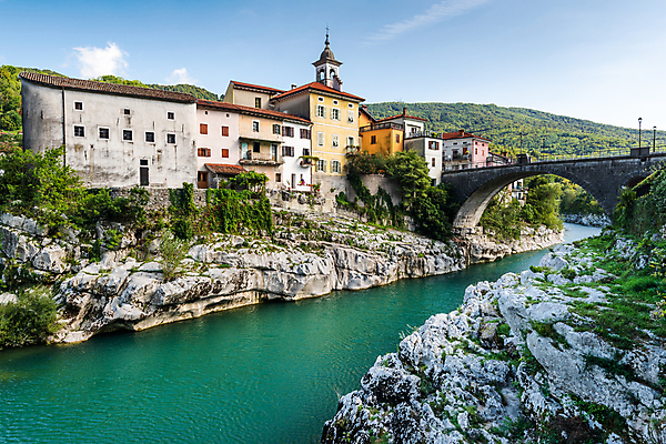 포토 JPG 해외이미지 계절 유럽 여행 백그라운드 건축양식 휴가 풍경 사람없음 야외 건물 초록색 물 강 도시풍경 컬러풀 햇빛 반사 마을 계곡 맑음 활발 탐험 가을 바위 도시 보석 에메랄드 타운 숨기 슬로베니아 옛날 해외포토 자연요소 건축물 건축 나라 컬러 컨셉 모션 날씨 태양 돌_바위 광석 파일형식 이미지허브