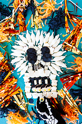 포토 JPG 해외이미지 골격 사탕 사람없음 세로 컬러풀 초콜릿 할로윈 달콤 무서움 설탕 꽃가루 해외포토 감정 컬러 디저트 맛 가루 파일형식 이미지허브