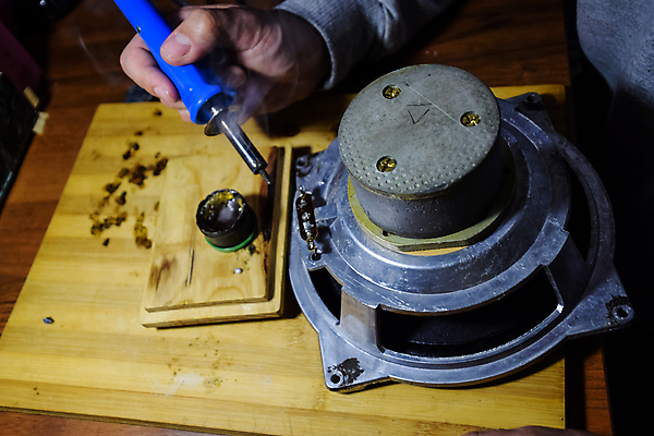 포토 JPG 해외이미지 직업 라이프스타일 손 음악 백그라운드 노동자 사람없음 목재 전자제품 스마트폰 갈색 기계 소리 장비 CD 공구 업무 작업실 수리 서비스 라디오 오디오 70대 시끄러움 고립 베이스 소비에트 합판 힘찬 해외포토 나무 노년 컬러 컨셉 재료 현악기 문화예술 생활 신체부위 핸드폰 스마트기기 도구 작업 파일형식 이미지허브