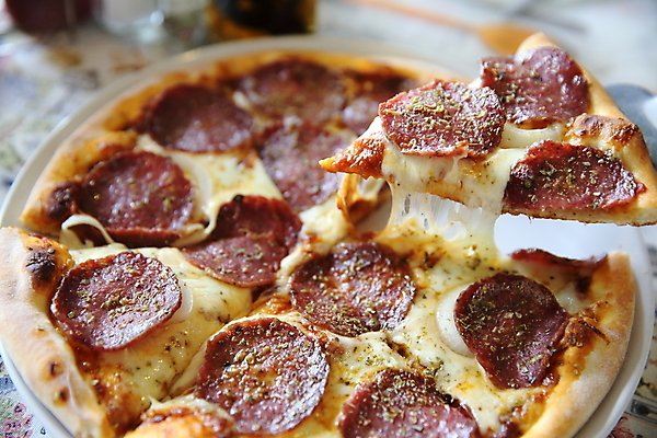 포토 JPG 해외이미지 전통 음식 조각 백그라운드 토마토 채소 부분 탁자 치즈 피자 마늘 육류 요리 사람없음 목재 식당 식사 저녁식사 치킨 이탈리아 껍질 신선 최고 뜨거움 소시지 닫기 맛 폐기물 굽기 먹기 속도 매움 슬라이스 반죽 후추 점심식사 모짜렐라치즈 살라미 페퍼로니 핸드메이드 해외포토 나무 유럽 가구 컨셉 식재료 재료 모션 유제품 패스트푸드 서양음식 상점 가공식품 쓰레기 구이 향신료 닭고기요리 파일형식 이미지허브