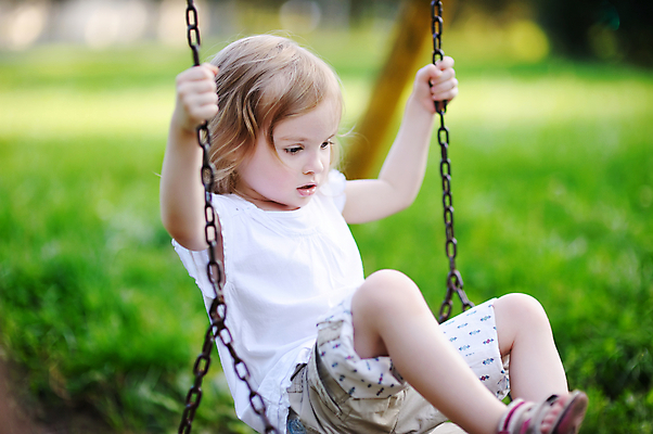 포토 JPG 해외이미지 백인 드레스 공원 여자 딸 행복 어린이 장난 놀이 한명 미소 사람 앉기 야외 여름 청춘 정원 맑음 활발 놀이터 승차 작음 속도 그네 초보 해외포토 서양인 1 옷 계절 공공시설 감정 컨셉 가족 모션 날씨 표정 크기 파일형식 이미지허브