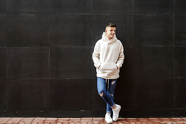 포토 JPG 해외이미지 백인 1 라이프스타일 응시 남자 행복 벽 짧은머리 거리 한명 서기 미소 사람 동양인 20대 성인 야외 가로 유행 기댐 회색 도시 자신감 시원함 긍정 개성 진짜 혼자 스타일 카피스페이스 해외포토 서양인 헤어스타일 시선 감정 컬러 컨셉 모션 표정 인종 청년 생활 공백 파일형식 이미지허브