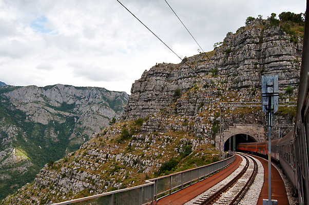 포토 JPG 해외이미지 도로 여행 산 사람없음 목재 여름 기차 바위 표현 터널 전철 숲 승객 해외포토 나무 계절 길 육상교통 재료 교통시설 대중교통 돌_바위 파일형식 이미지허브
