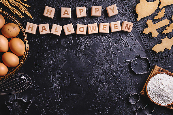 포토 JPG 해외이미지 그릇 검은배경 요리 사람없음 하이앵글 바구니 쿠키 계란 할로윈 밀가루 거품기 쿠키틀 나무블록 카피스페이스 식힘망 해외포토 식기 뷰포인트 백그라운드 주방용품 디저트 목재 알 주방도구 검은색 공백 블록 가루 제빵도구 파일형식 이미지허브