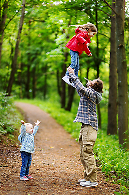 포토 JPG 해외이미지 백인 행복 어린이 2 장난 가족 포옹 함께함 따뜻함 사랑 웃음 사람 성인 야외 세명 컬러풀 봄 우정 산책 기쁨 추위 코트 잡기 던지기 아빠 속도 형제 언니 걸음마 해외포토 서양인 계절 남자 감정 컬러 컨셉 관계 안기 모션 휴식 표정 친구 외투 자매 파일형식 이미지허브