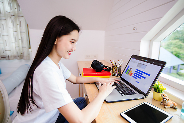 포토 JPG 해외이미지 학생 라이프스타일 여자 교육 행복 커피 인터넷 비즈니스 통신 학교 휴식 주택 실내 한명 미소 사람 동양인 노트북 스마트폰 스터디 컴퓨터 뷰티 헤드폰 공책 침실 방 흰색 업무 작업 비즈니스우먼 네트워크 연결 무선전화기 온라인 리빙 해외포토 1 감정 음료 컬러 음향기기 컨셉 문구용품 표정 인종 내부 건물 생활 전자제품 핸드폰 스마트기기 학습 직장인 전화기 파일형식 이미지허브