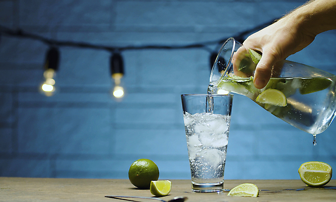 포토 JPG 해외이미지 손 남자 음료 과일 유리 전등 귤 실내 건강 사람없음 물 얼음 흐름 추위 신선 조끼 액체 붓기 닫기 맛 갈증 레모네이드 민트 허브 상쾌 유기농 파란배경 라임 내추럴 핸드메이드 해외포토 자연요소 식물 웰빙 감정 백그라운드 컨셉 모션 재질 조명 사람 내부 신체부위 파란색 외투 에이드 파일형식 이미지허브