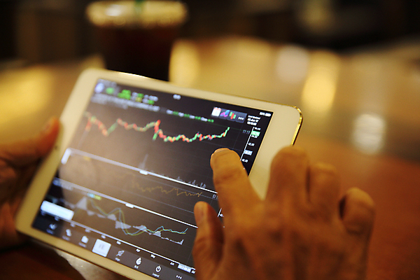 포토 JPG 해외이미지 손 탁자 그래프 들기 아웃포커스 신체부위 스마트폰 태블릿 주식 분석 투자 해외포토 가구 컨셉 비즈니스 모션 촬영기법 사람 금융 전자제품 핸드폰 스마트기기 파일형식 이미지허브