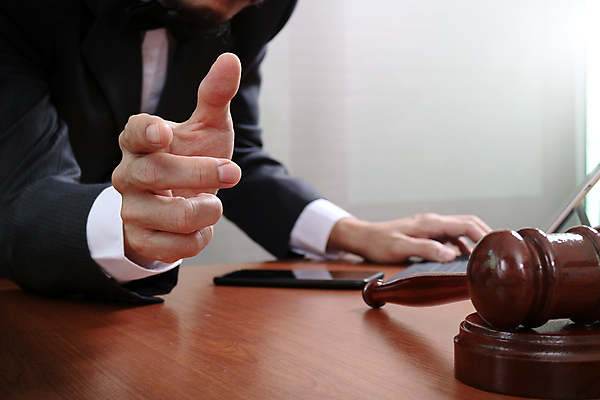 포토 JPG 해외이미지 손 남자 실내 한명 손짓 상반신 성인 옆모습 법률가 법 의사봉 변호사 나무탁자 성인남자한명만 해외포토 직업 1 뷰포인트 모션 탁자 사람 내부 신체부위 남자한명만 성인남자만 파일형식 이미지허브