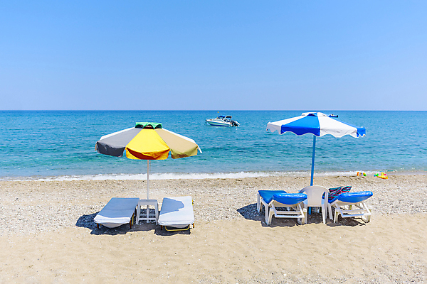 포토 JPG 해외이미지 구름 모래 바다 섬 여행 의자 우산 자연 하늘 휴가 휴식 산 풍경 사람없음 여름 파란색 햇빛 태양 맑음 침대 지중해 그리스 선베드 양산 그리스인 가림막 해외포토 자연요소 서양인 계절 유럽 컬러 가구 컨셉 날씨 생태계 파일형식 이미지허브