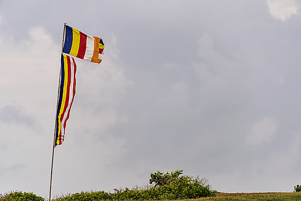 포토 JPG 해외이미지 구름 전통 배너 유럽 아시아 종교 문화 물결 여행 백그라운드 불교 하늘 바람 동양인 사람없음 야외 빨간색 파란색 컬러풀 노란색 흰색 기도 깃발 심볼 사인 애국심 스리랑카 전국 해외포토 자연요소 나라 컬러 날씨 인종 파일형식 이미지허브