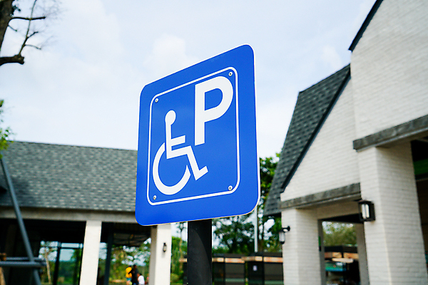 포토 JPG 해외이미지 아이콘 디자인 공원 도로 선 백그라운드 컨셉 의자 자동차 하늘 거리 병원 사람 사람없음 야외 초록색 파란색 우주 검은색 페인트 흰색 바퀴 주차 장애인 심볼 사인 휠체어 질감 서명 예약 장애 돌봄 헬프 해외포토 공공시설 길 육상교통 컬러 가구 의학 교통시설 모션 도움 파일형식 이미지허브