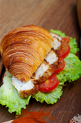 포토 JPG 해외이미지 토마토 채소 실내 사람없음 가루 크루아상 향신료 닭가슴살 나무배경 크루아상샌드위치 해외포토 빵 백그라운드 샌드위치 내부 닭고기 향미료 파일형식 이미지허브