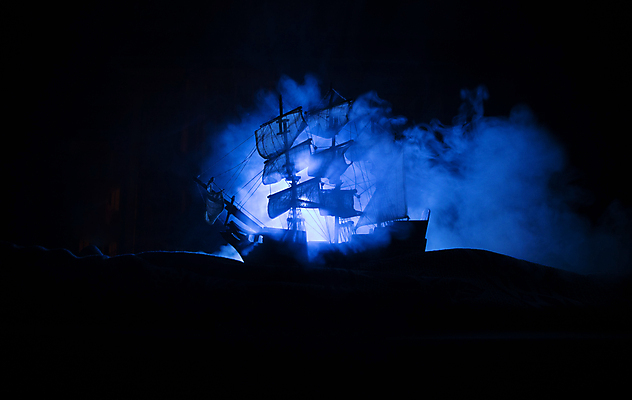 포토 JPG 해외이미지 실루엣 백그라운드 사람없음 파란색 빛 연기 신비 해적선 돛대 해외포토 컬러 컨셉 배_교통 촬영기법 파일형식 이미지허브