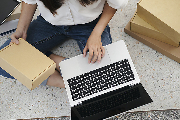 포토 JPG 해외이미지 직업 인터넷 비즈니스 사업가 통신 성공 모바일 주택 함께함 사람 앉기 사람없음 노트북 스마트폰 핸드폰 쇼핑 컴퓨터 상자 사무실 상점 비즈니스우먼 네트워크 이메일 주식 상인 고객 서비스 온라인쇼핑 소매 온라인 주인 전자상거래 마케팅 매각 소셜 목차 중소기업 해외포토 여자 컨셉 회사 모션 건물 금융 전자제품 스마트기기 직장인 파일형식 이미지허브