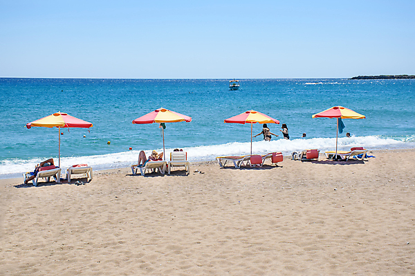 포토 JPG 해외이미지 모래 바다 섬 여행 의자 우산 하늘 휴가 휴식 풍경 사람없음 여름 파란색 햇빛 태양 맑음 침대 지중해 그리스 선베드 양산 그리스인 가림막 해외포토 자연요소 서양인 계절 유럽 컬러 가구 컨셉 날씨 파일형식 이미지허브