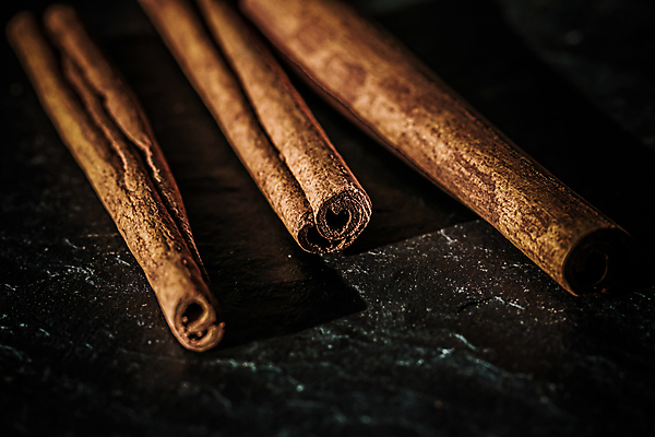 포토 JPG 해외이미지 근접촬영 사람없음 어둠 돌_바위 향신료 시나몬스틱 해외포토 뷰포인트 시나몬 향미료 파일형식 이미지허브