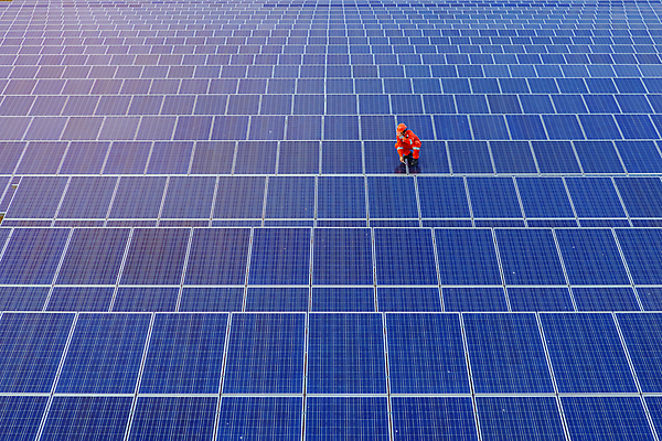 포토 JPG 해외이미지 식물 산업 비즈니스 공장 자연 지붕 노동자 세포 한명 초록색 파란색 햇빛 태양 환경 힘 장비 발전기 에너지 작업 판넬 기술자 엔지니어 변화 역 보호 에코 지역 시스템 공학 유지 혁명 생태학 설치 공급 해외포토 자연요소 직업 1 교육 컬러 컨셉 공업 교통시설 사람 발전소 생태계 파일형식 이미지허브