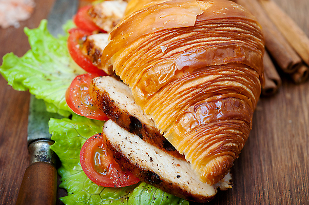 포토 JPG 해외이미지 토마토 채소 실내 근접촬영 사람없음 나이프 크루아상 닭가슴살 시나몬스틱 나무배경 크루아상샌드위치 해외포토 식기 빵 뷰포인트 백그라운드 샌드위치 내부 닭고기 칼 시나몬 파일형식 이미지허브