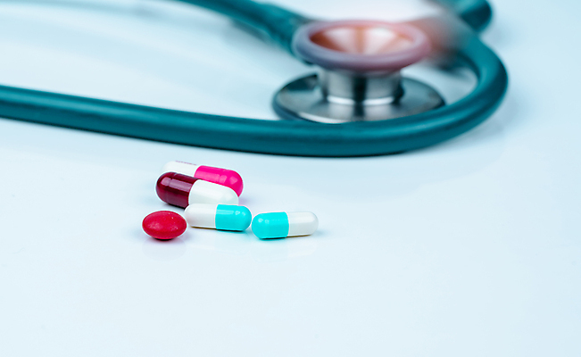 포토 JPG 해외이미지 백그라운드 컨셉 청진기 탁자 건강 병원 사람없음 치료 빨간색 파란색 알약 약 진료 장비 시험 간호사 의사 흰색 기구 공구 하트 심장 맥박 질병 약국 책상 처방 보험 조제 반항 돌봄 심장병 진통제 항생제 카피스페이스 해외포토 모양 교육 컬러 가구 의학 의료기기 모션 공백 의료진 도구 장기_의학 만들기 파일형식 이미지허브