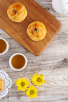 포토 JPG 해외이미지 꽃 디저트 실내 사람없음 하이앵글 찻잔 찻주전자 나무도마 나무탁자 월병 해외포토 식물 음식 뷰포인트 탁자 주전자 잔 도마 내부 목재 과자 중국전통 파일형식 이미지허브