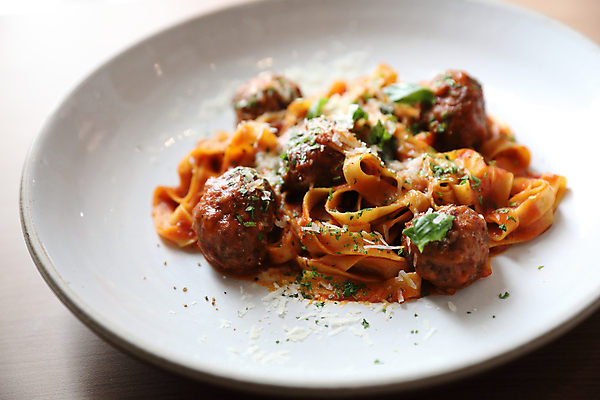 포토 JPG 해외이미지 전통 접시 음식 백그라운드 잎 다이어트 토마토 채소 탁자 파스타 파슬리 건강 스파게티 육류 돼지고기 요리 사람없음 빨간색 초록색 식당 식사 저녁식사 이탈리아 소고기 흰색 신선 사발 맛 정상 미트볼 지중해 먹기 허브 바질 점심식사 펜네 해외포토 식물 식기 유럽 바다 컬러 가구 컨셉 식재료 모션 서양음식 상점 사기그릇 파일형식 이미지허브